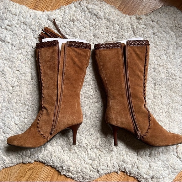Ashro: Unique Faux Suede Seashell, Studded Fringe Tasseled Heeled Boots Size 7 - Picture 3 of 9